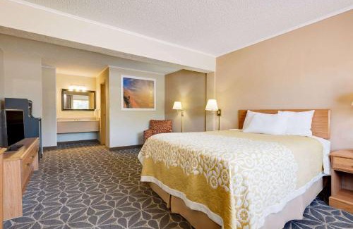 Kingmont Hotel | Days Inn by Wyndham Fairmont