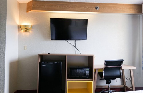 Flint Hotel | Days Inn by Wyndham Flint/Bishop International Airport