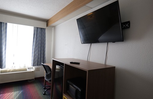 Flint Hotel | Days Inn by Wyndham Flint/Bishop International Airport