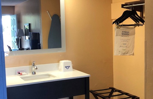 San Carlos Park Hotel | Days Inn by Wyndham Fort Myers Springs Resort