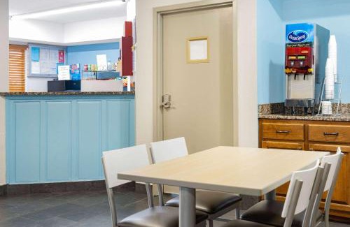 Hamilton Hotel | Days Inn by Wyndham Hamilton