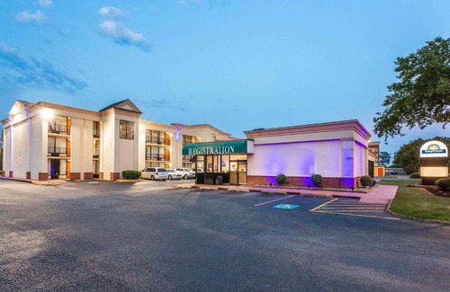 Coliseum Central Hotel | Days Inn by Wyndham Hampton Near Coliseum Convention Center