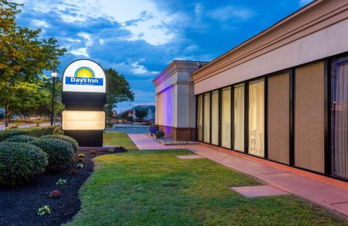 Coliseum Central Hotel | Days Inn by Wyndham Hampton Near Coliseum Convention Center