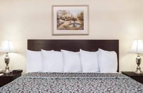 Castleton Hotel | Days Inn by Wyndham Indianapolis Northeast