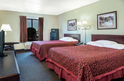 Mitchell Hotel | Days Inn by Wyndham Pontoon Beach