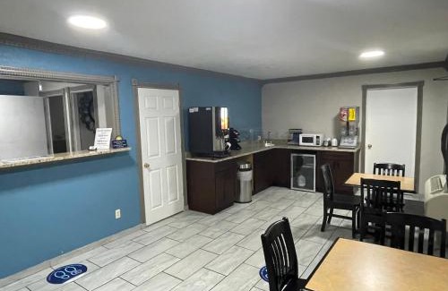 Pratt Hotel | Days Inn by Wyndham Pratt