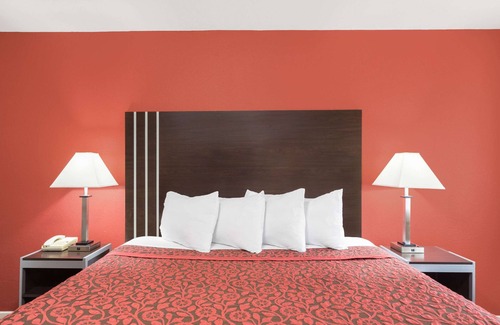 College Station Hotel | Days Inn by Wyndham College Station University Drive