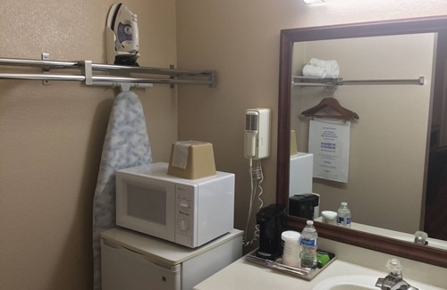 College Station Hotel | Days Inn by Wyndham College Station University Drive