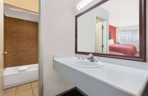 College Station Hotel | Days Inn by Wyndham College Station University Drive