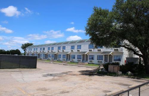 Waco Hotel | Days Inn by Wyndham Waco University Area