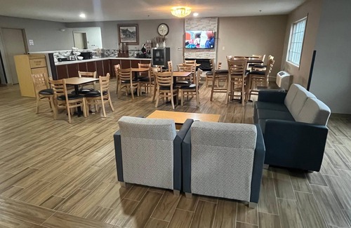 Williamsburg Hotel | Days Inn & Suites by Wyndham Williamsburg IA North