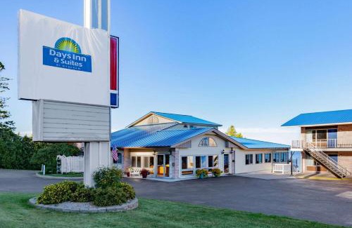 St Ignace Hotel | Days Inn & Suites by Wyndham St. Ignace Lakefront