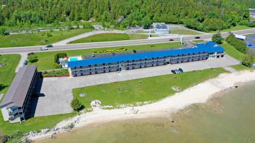 St Ignace Hotel | Days Inn & Suites by Wyndham St. Ignace Lakefront