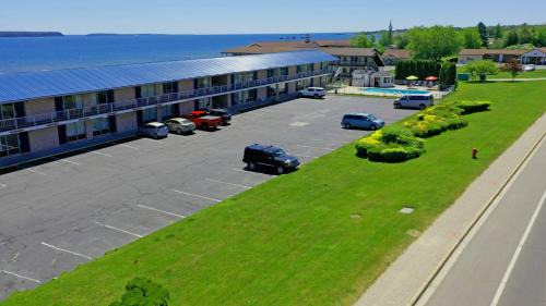 St Ignace Hotel | Days Inn & Suites by Wyndham St. Ignace Lakefront