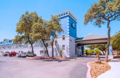 Hollywood Park Hotel | Days Inn & Suites by Wyndham San Antonio North/Stone Oak