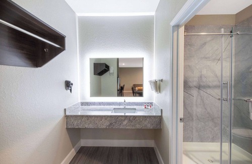 La Porte Hotel | Days Inn & Suites by Wyndham La Porte