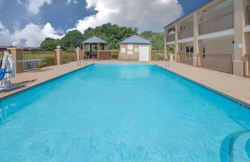 Pine Bluff Hotel | Days Inn & Suites by Wyndham Pine Bluff