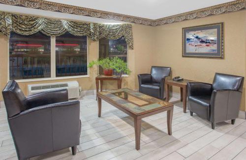 Pine Bluff Hotel | Days Inn & Suites by Wyndham Pine Bluff