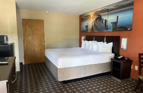 Pine Bluff Hotel | Days Inn & Suites by Wyndham Pine Bluff