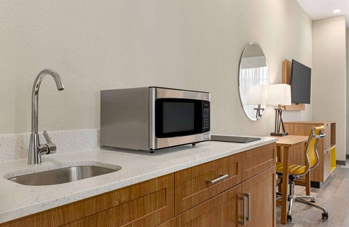 Tomball Hotel | Days Inn & Suites by Wyndham Greater Tomball