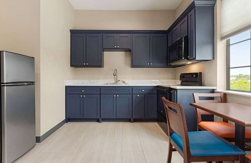 Tomball Hotel | Days Inn & Suites by Wyndham Greater Tomball