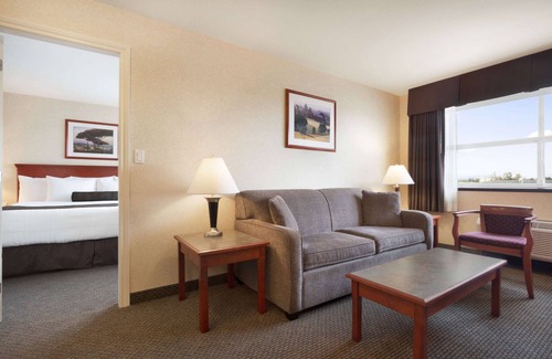 Langley Hotel | Days Inn & Suites by Wyndham Langley