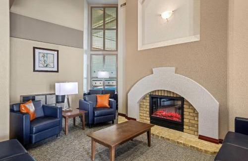 Winkler Hotel | Days Inn & Suites by Wyndham Winkler