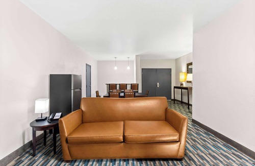Mesa Hotel | Days Inn & Suites by Wyndham Mesa Near Phoenix