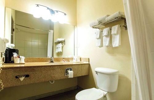 Greater Greenspoint Hotel | Days Inn & Suites by Wyndham Houston North/Aldine