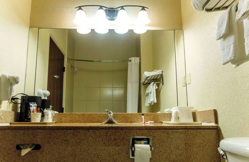 Greater Greenspoint Hotel | Days Inn & Suites by Wyndham Houston North/Aldine