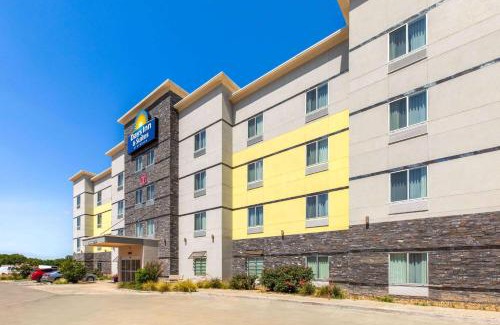 Lubbock Hotel | Days Inn & Suites by Wyndham Lubbock Medical Center