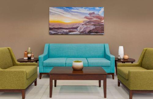 Tomball Hotel | Days Inn & Suites by Wyndham Greater Tomball