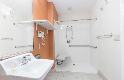 Winnie Hotel | Days Inn & Suites by Wyndham Winnie