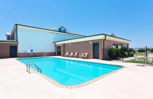 Wynne Hotel | Days Inn & Suites by Wyndham Wynne