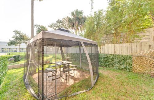 Smith's Memento Apartment | Daytona Beach Studio Walk to Boardwalk and Pier!