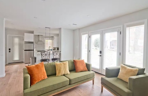 Northwest Cottage | DC Garden House - Bright & Modern 4-Person Unit near Metro