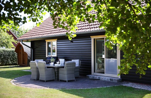 Hellschen-Heringsand-Unterschaar House | Hus Föfftein - outdoor sauna & fireplace, country view between Büsum & SPO
