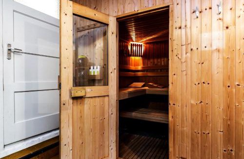 Lekkerkerk Apartment | De Kapiteinshut aan de rivier met XL ligbad en sauna