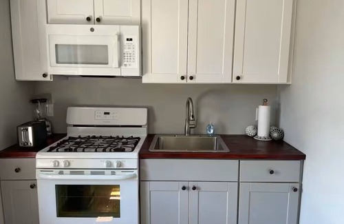 Audubon Apartment | De la Luna Vintage Apartment unit in Audubon - Family friendly area