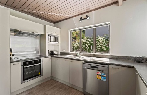 Frankton House | De La Mare Beautiful Views
