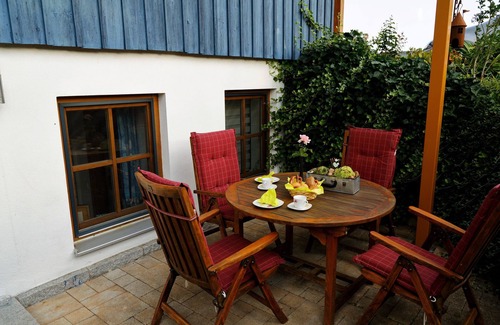 Neukirchen bei Sulzbach-Rosenberg Apartment | Idyllic vacation apartment with terrace surrounded by greenery