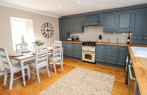 Staindrop Cottage | DEANERY VIEW, pet friendly, with a garden in Staindrop