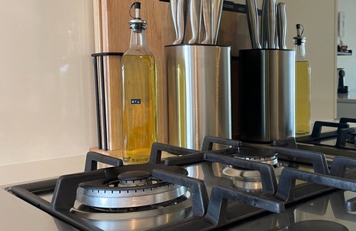 Newstead Apartment | Dean’s Place- Top-floor Luxury Stay in the City with Viewn15mins frm the Airport