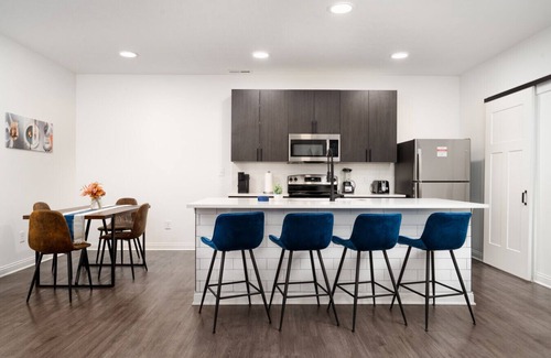 Whitestown Apartment | Decadent Haven Spacious 2BR 2BA King Beds WFH GYM