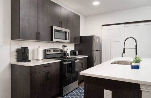 Whitestown Apartment | Decadent Haven Spacious 2BR 2BA King Beds WFH GYM