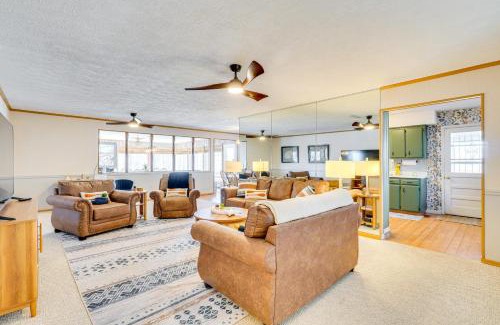 Eagle Rock House | Deck and Lake Views Modern Eagle Rock Gem