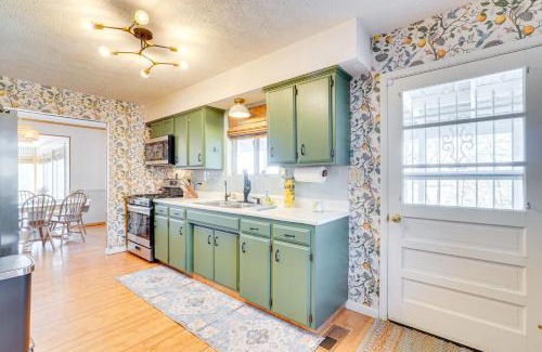 Eagle Rock House | Deck and Lake Views Modern Eagle Rock Gem