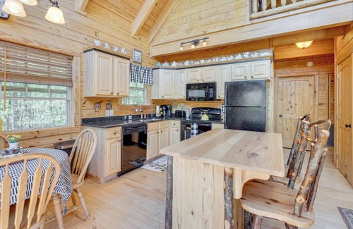 Unaka Cabin | Deck, Grill & Mtn Views: Warne Getaway!