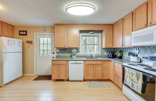 Bracey Apartment | Deck & Lake Gaston Access: Dog-Friendly Getaway