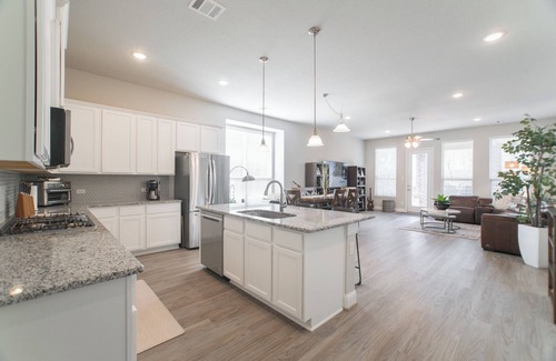 Conroe House | Deck, Private Gym & Comm Pools near Woodlands Mall